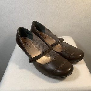 MUDD Elyssa Size 8.5M Brown Heel Round Toe Buckle Mary Jane Pumps Womens Shoe